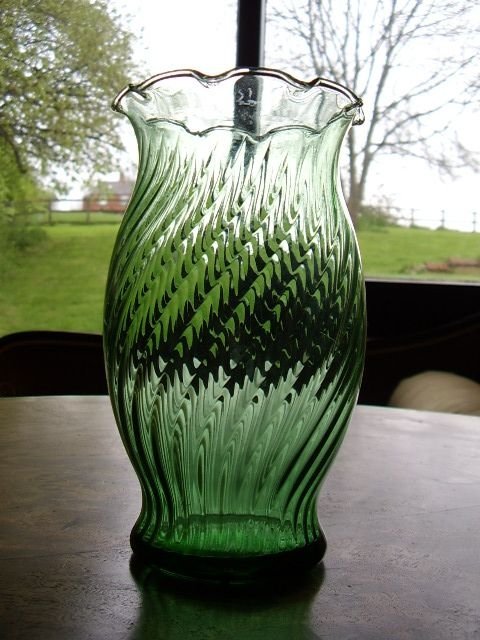 green glass vase with fine ribbing escaloped fluting to rim